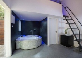 מחפשים סוויטה מפוארת להשכרה לפי שעות מבלי לצאת מהעיר?
סוויטת נווה צדק חדרים לפי שעה בתל אביב מזמינה אתכם לאירוח דיסקרטי עם ריהוט יוקרתי ומפנק