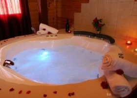 בקתה בלב - בקתות עץ מרהיבות לזוגות ... צימרים בנתיב השיירה לפי שעה זה אנחנו! בואו להכיר את גן העדן שלכם